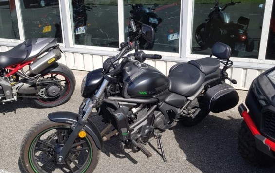 KAWASAKI 650 VULCAN S PREMIÈRE MAIN BRIDALE A2