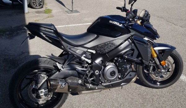 Roadster Suzuki GSX-S 1000 full black