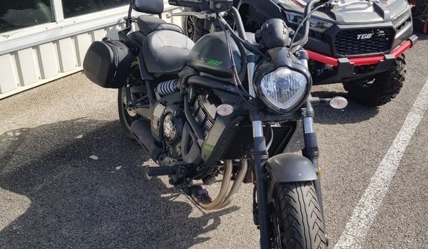 KAWASAKI 650 VULCAN S PREMIÈRE MAIN BRIDALE A2